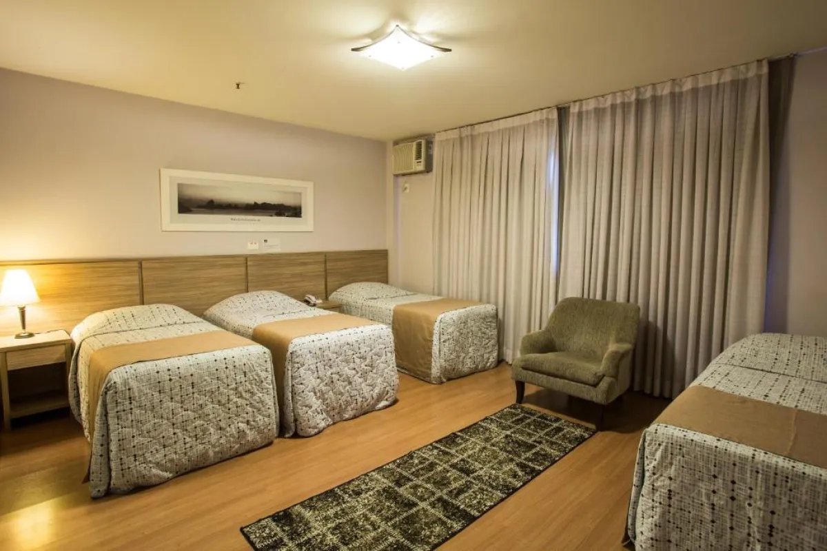 Apartamento do Gallant Hotel com poltrona de descanso