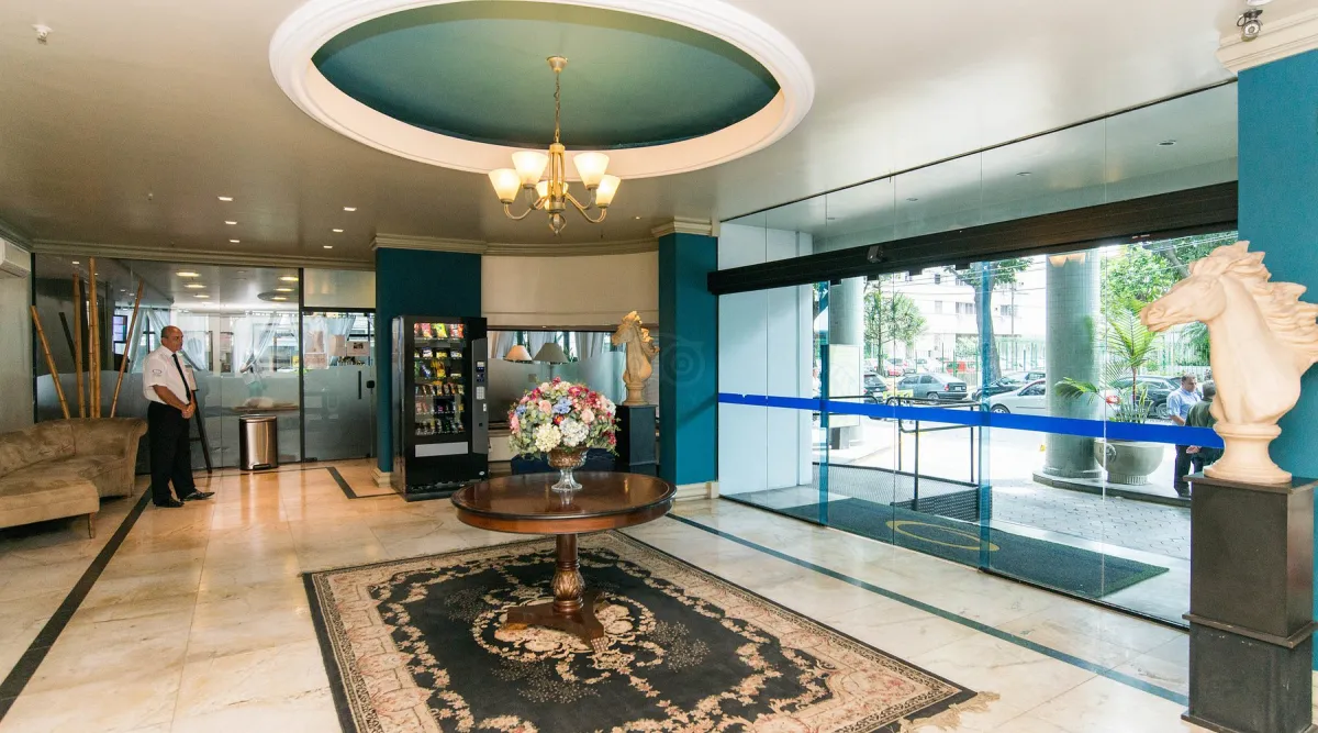 Lobby do Gallant Hotel com cúpula e lustre