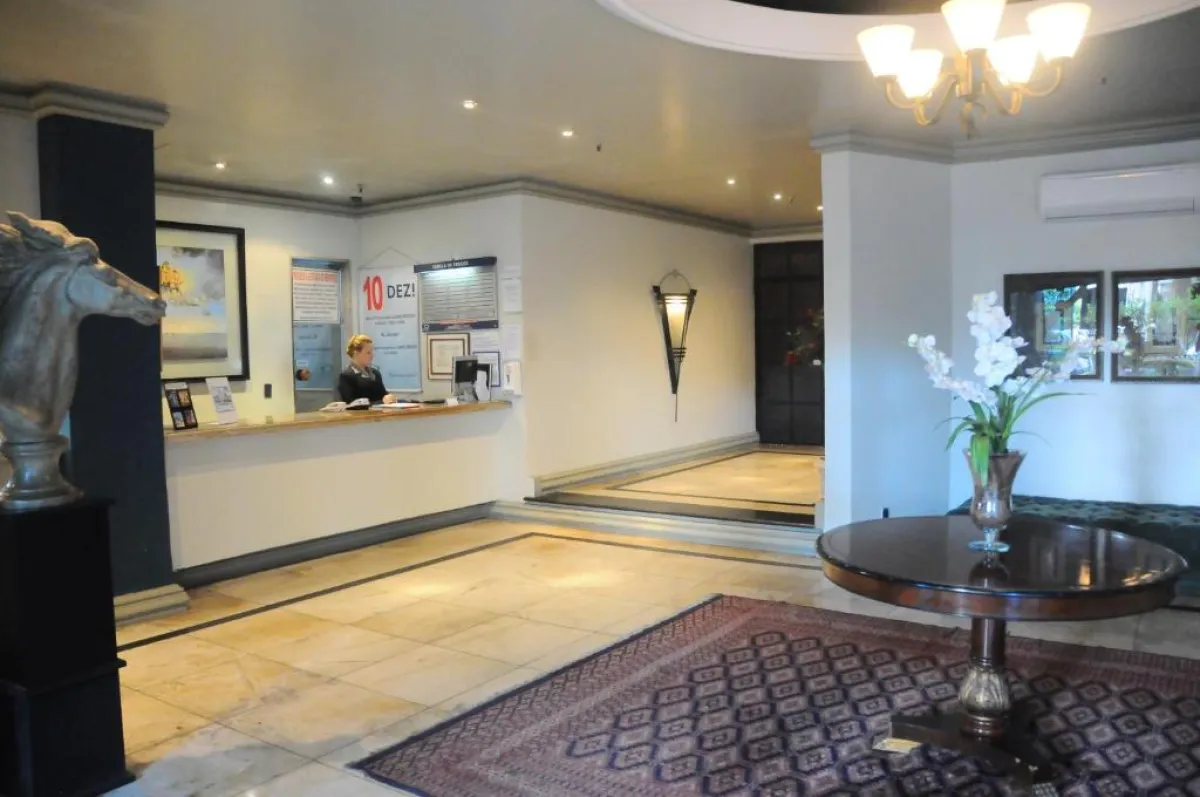 Recepção do Gallant Hotel, aberta 24 horas